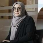 Baş&ouml;rt&uuml;s&uuml; yasağı nedeniyle &uuml;niversiteyi 10 yılda bitirebilen Yılmaz, yaşadıklarını anlattı