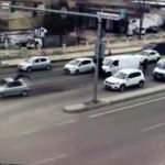 Durdurmaya çalıştığı aracın çarptığı polis havada böyle takla attı