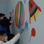 Gönüllü öğrenciler omuz omuza verip 19 köy okulunu renklendirdi