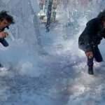 Profesörün üzerine buz kütlesi düştü, ölümden döndü! O anlar kameralara yansıdı