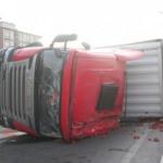 Sebze yüklü tır devrildi: 1 yaralı