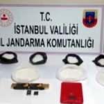 Uyuşturucu satıcısı İranlıların evine yapılan baskında anahtarlık görünümlü silah ele geçirildi