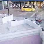 Ters y&ouml;nden gelen midib&uuml;s anaokulu &ouml;ğretmenine dehşeti yaşattı