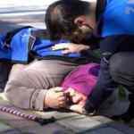 Bursa'da parkta düşen kadına zabıta yetişti! Kadının üstüne montunu serdi, eliyle yastık yaptı