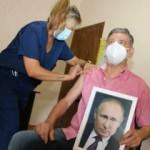 Elinde Putin portresiyle aşı oldu