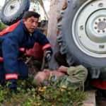 Manisa'da traktörün altında kalan 81 yaşındaki adamın imdadına itfaiye ekipleri yetişti!