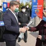 Aksaray Valisi kadınlara karanfil dağıttı