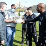 Beşiktaşlı futbolculardan sağlık ekibine çiçek