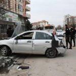 &Ccedil;ubuk'ta devrilen otomobil y&uuml;r&uuml;y&uuml;ş yapan &ccedil;ifte &ccedil;arptı: 7 yaralı