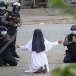 Darbecilerin önünde diz çöken rahibe: Çocukları değil beni vurun