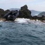 Göçmenleri taşıyan tekne kayalıklara çarptı