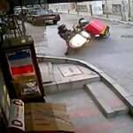 Kuryelerin kafa kafaya çarpıştığı kaza kamerada