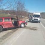 Trakt&ouml;rle &ccedil;arpışan hafif ticari ara&ccedil; su kanalına devrildi: 4 yaralı