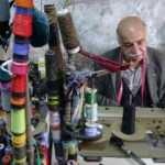 Küçücük dükkanda 56 yıldır sürdürdüğü terzilikle 4 çocuğunu ve eşini okuttu!