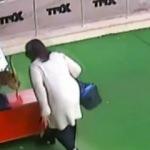 Hamile kediye acımasızca vuran kadın yakalandı