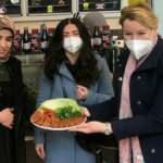  Alman Bakan Giffey &ccedil;iğk&ouml;ftenin tadına baktı