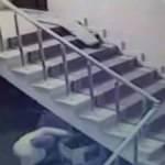 Camiden hırsızlık anları saniye saniye kamerada! Rahat tavırlarıyla pes dedirtti!