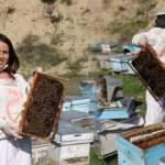 Adana'da 4 yıl önce eşine destek olmak için arıcılığa başladı, şimdi 2 kadına istihdam sağlıyor