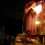 İstanbul'da gece alevlere teslim! D&ouml;rt katlı ara&ccedil; lastiği deposunda yangın &ccedil;ıktı