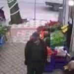 Manavı oyalayıp, kasadaki bin lirayı b&ouml;yle &ccedil;aldılar