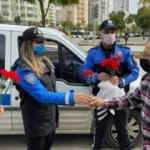 Polis, sokakta ve pazarda yaşlılara karanfil dağıttı