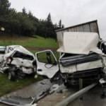 Son dakika haberleri... TEM'de kamyon ile minib&uuml;s &ccedil;arpıştı: Yoğun trafik oluştu