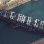 Süveyş Kanalı'nda karaya oturan gemiyi kurtarma çalışmaları sürüyor