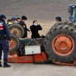 Tarla yolunda kaza; trakt&ouml;r altında kalan baba &ouml;ld&uuml;, kızı yaralı