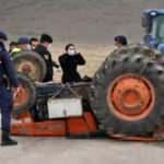 Tarla yolunda kaza; trakt&ouml;r altında kalan baba &ouml;ld&uuml;, kızı yaralı