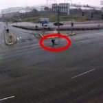 Yoğun trafiğe daldı, yere düşen Türk Bayrağı'nı böyle kaldırdı
