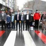 Bağcılar’da kaymakam ve başkan yaya geçitlerini kırmızıya boyadı