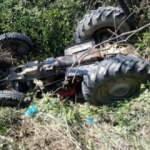 Devrilen trakt&ouml;r&uuml;n altında kalan &ccedil;ift&ccedil;i can verdi