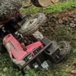 Devrilen trakt&ouml;r&uuml;n altında kalarak &ouml;ld&uuml;