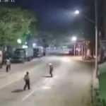 Myanmar'da g&uuml;venlik g&uuml;&ccedil;lerinin protestoculara saldırı anı kaydedildi