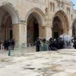 Onlarca fanatik Yahudi Mescid-i Aksa'ya baskın düzenledi