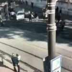 Sultanahmet'te hareketli anlar: Kavga ettiği kişilerin &uuml;zerine otomobilini s&uuml;rd&uuml;