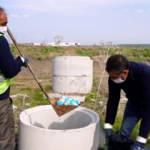 Tıkanan kanalizasyon bacasından y&uuml;zlerce ayran kutusu &ccedil;ıktı