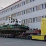 25 tonluk tekne okul bahçesine taşındı