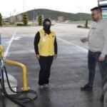 Akaryakıt istasyonuna kadın eli!