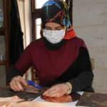 İşaret diliyle bakırcılık mesleğini &ouml;ğreniyor   