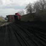 Kömür yüklü TIR devrildi, yol kapandı