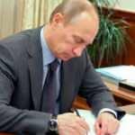 Putin'den 'başkanlığını uzatan' imza
