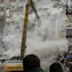 Açelya Apartmanı'nın kontrollü yıkım çalışmaları sürüyor