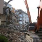 Avcılar'da yıkım sırasında beton blok iş makinesinin üzerine devrildi