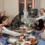 Cumhurbaşkanı Erdoğan ve eşinden sürpriz iftar ziyareti