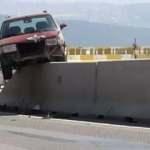 Kontrolden &ccedil;ıkan otomobil r&ouml;f&uuml;jde asılı kaldı