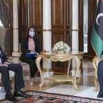 Muhammed Menfi'nin Türk büyükelçiyi kabulünde dikkat çeken görüntü