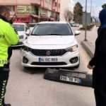 Otomobile &ccedil;arpıp ka&ccedil;tı, plakasını kaza yerinde d&uuml;ş&uuml;rd&uuml;