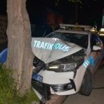 Polis aracı, kovalamaca sırasında ağaca çarptı