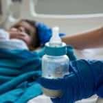 Sağlık çalışanlarının şefkatli elleri, Kovid-19'lu çocuk hastaların da üzerinde	